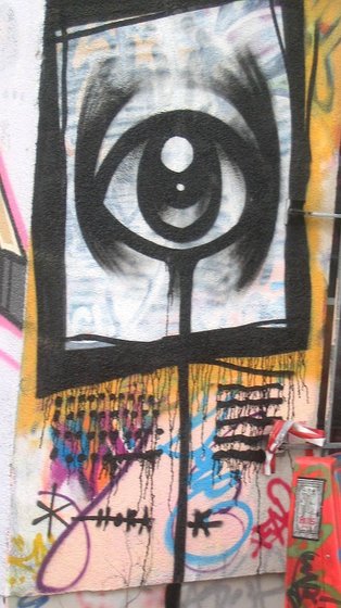 Wandmalerei eines tränenden Auges