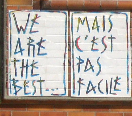 Schrift "We are the best" und "Mais c'est pas facile"