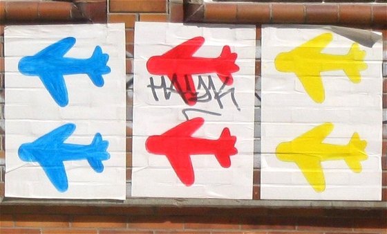 3 Poster mit jeweils 2 Flugzeugen in Blau, Rot und Gelb