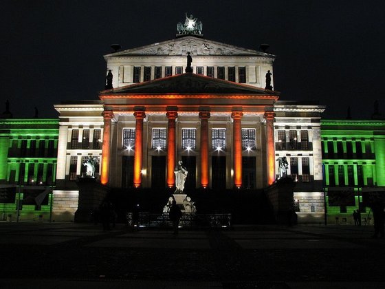 Das Konzerthaus am Gendarmenmarkt in Grün-Weiß-Rot