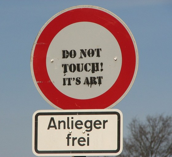 Verbotsschild mit dem Text "Do not touch, it's art"