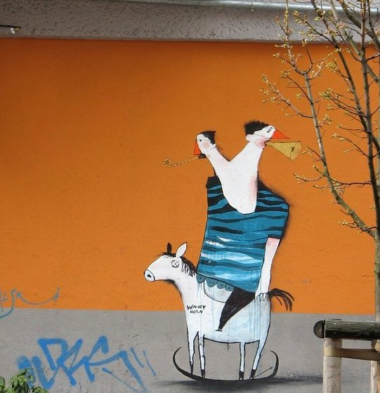 Wandmalerei: Mensch mit zwei Köpfen reitet auf einem Pferd