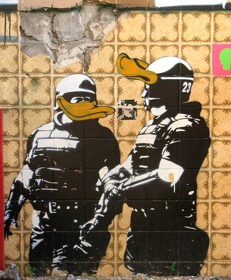 Stencil zweier Polizisten in voller Rüstung mit 2 Entenschnäbeln
