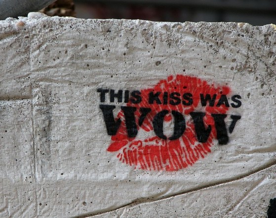 Schriftzug "This kiss was wow" über einem Lippenabdruck