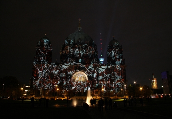 mit Lichtornamenten angestrahlter Berliner Dom, Fernsehturm