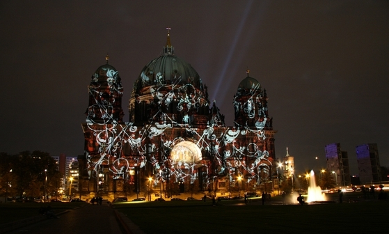 mit Lichtornamenten angestrahlter Berliner Dom