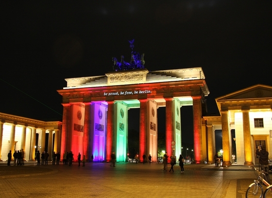 bunt angestrahltes Brandenburger Tor, Schriftzug "be proud, be free, be Berlin"