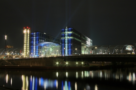nächtlich erleuchteter Berliner Hauptbahnhof