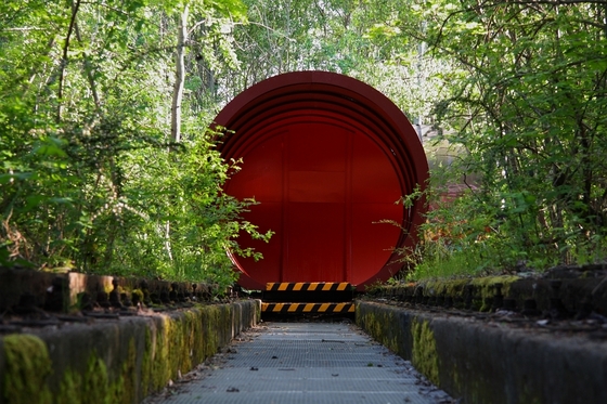 Öffnung eines roten Tunneldurchgangs