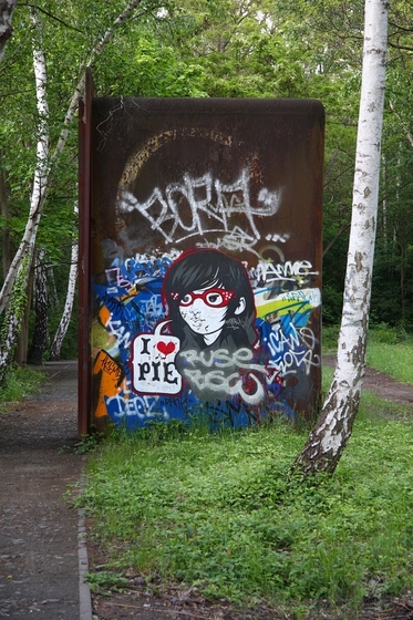 Graffito eines Mädchens mit roter Brille, Schriftzug "I love pie"