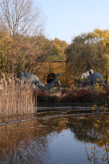 Dinosaurier-Modelle, Teich mit Schilf im Vordergrund