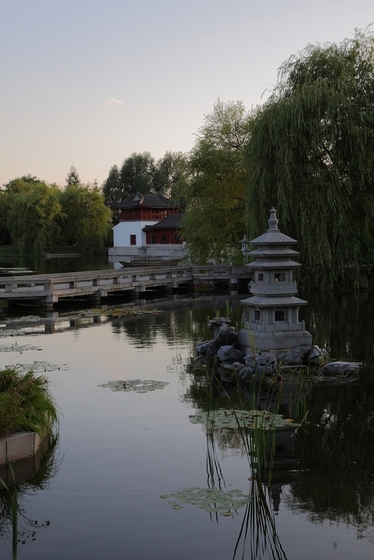 Teichanlage mit einer Brücke, chinesische Gebäude