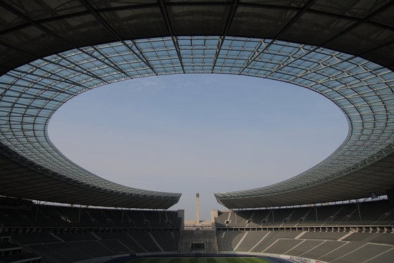 Innenaufnahme des leeren Olympiastadions mit der ovalen Dachkonstruktion