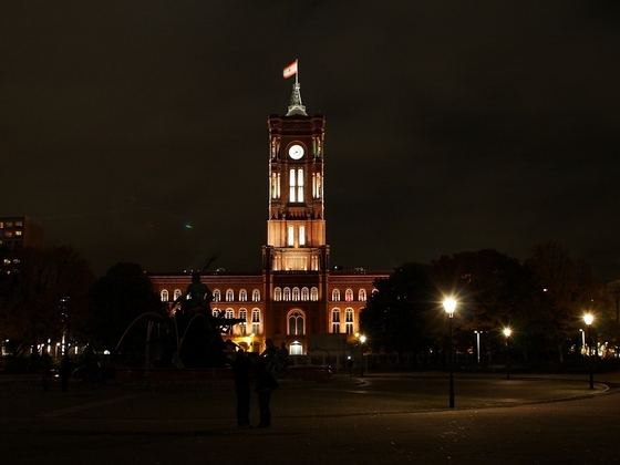 Rotes Rathaus bei Nacht