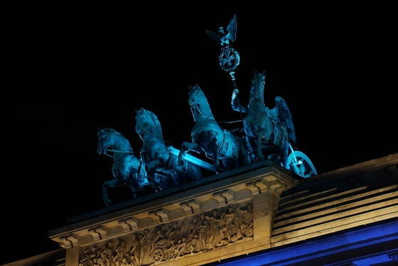 Quadriga des Brandenburger Tors blau angestrahlt