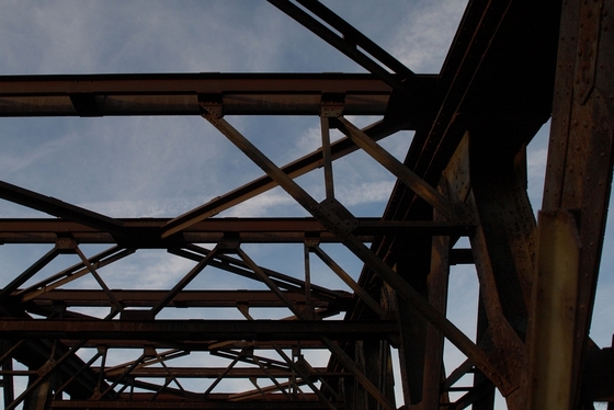 Stahlträgerkonstruktion einer Fachwerkbrücke