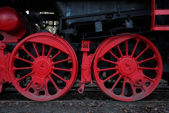 rot angestrichene Räder einer Lokomotive
