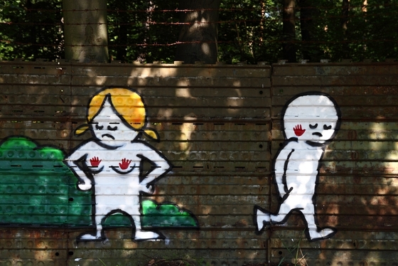 Wandmalerei: Frau mit zwei Handabdrücken auf den Brüsten, Mann mit Handabdruck auf der Wange