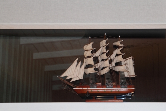 Schiffsmodell in einem Fenster