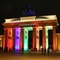 bunt angestrahltes Brandenburger Tor, Schriftzug "be proud, be free, be Berlin"