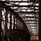 Blick entlang einer rostigen Stahlbrücke