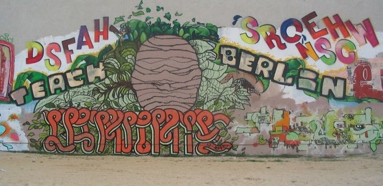 bemalte Hausfassade, Schriftzug "Teach Berlin"