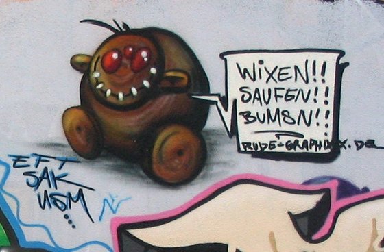 Wandmalerei einer Stoffpuppe mit zugenähtem Mund