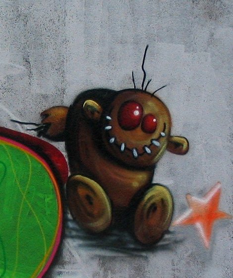 Wandmalerei einer Stoffpuppe mit zugenähtem Mund