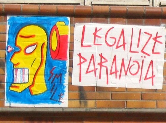 Kopf mit Kanone dahinter, Schrift "Legalize Paranoia"