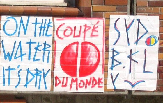 Schrift "On the Water it's dry", "Coupe du monde" und "Sydbkly" (?)