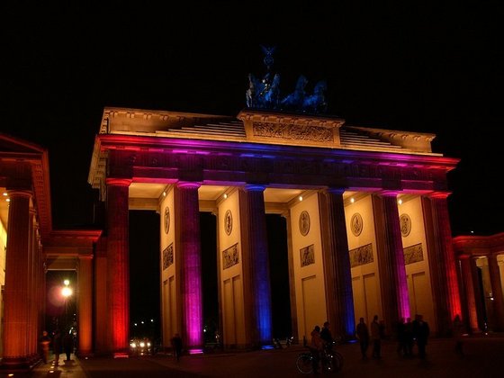 Das Brandenburger Tor erstrahlt in bunten Farben