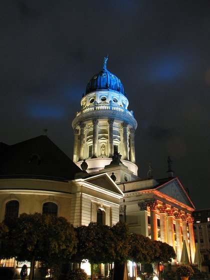 Französischer Dom in Blau-Weiß-Rot