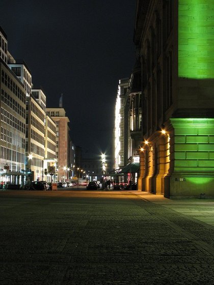 Blick vorbei am Konzerthaus die Taubenstraße entlang