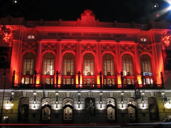 Das Theater des Westens in Blutrot