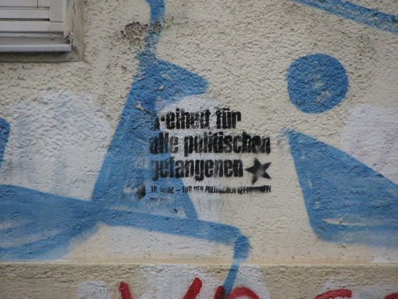 Text "Freiheit für alle politischen Gefangenen"