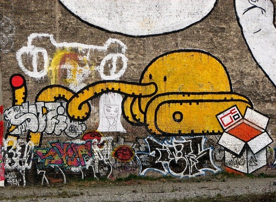 oranger Panzer mit langem Rüssel