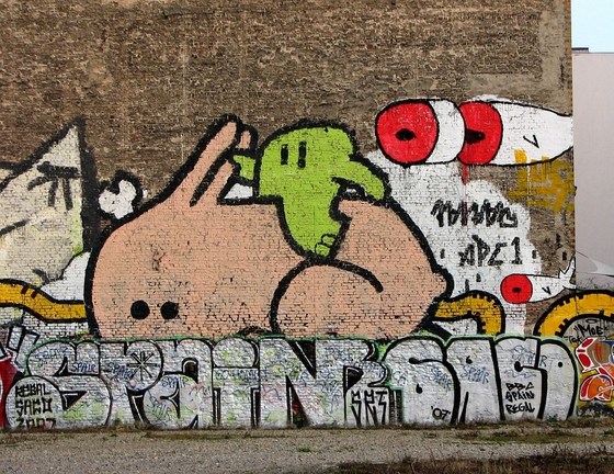 grünes Etwas reitet auf einem rosa Karnickel