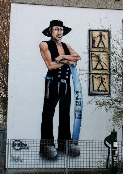 Wandmalerei eines Handwerkers mit Säge