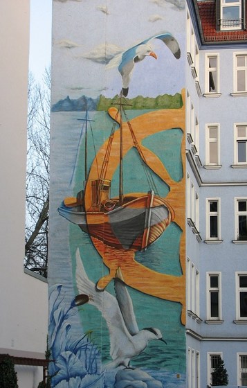 Fassadenmalerei eines Segelschiffs, Möven, stilistisches Steuerrad