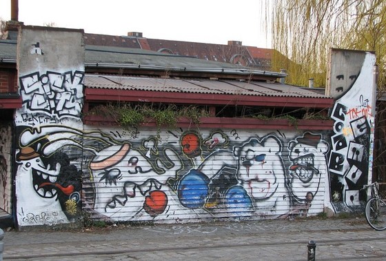 sich prügelnde weiße Tiere