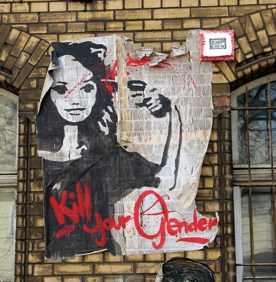 Frau schießt sich in den Kopf, Schriftzug "Kill your Gender"