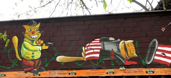 Wandmalerei eines Katers, der einen anderen Kater erschossen hat