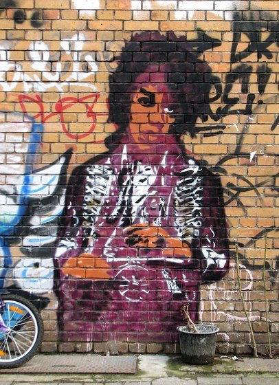 Wandmalerei eines Mannes in Partyklamotten