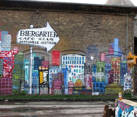 Wandmalerei vieler Häuser einer Großstadt