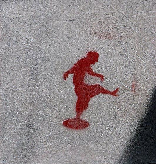 Zeichnung einer marschierenden (?) alten Frau