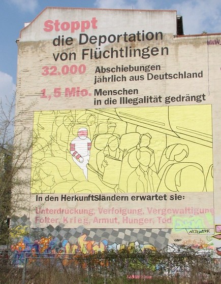 großes Fassadenbild "Stoppt die Deportation von Flüchtlingen"