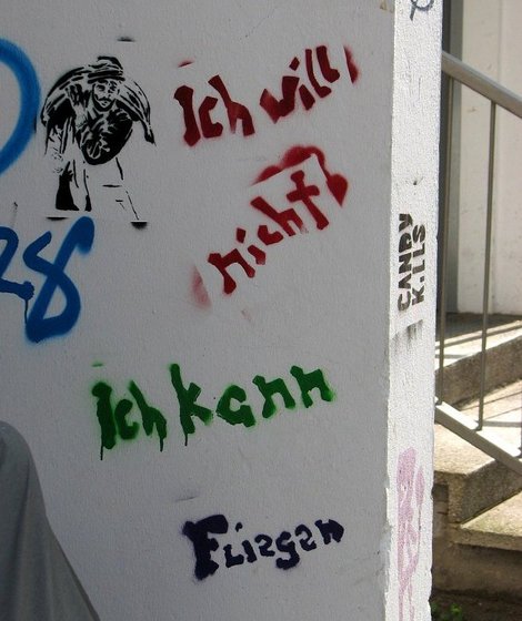 Schriftzüge "Ich will", "nicht", "Ich kann", "fliegen"