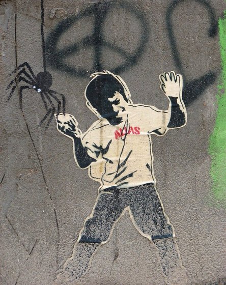 Poster mit einem Jugendlichen, der mit einem Stein zum Wurf ausholt