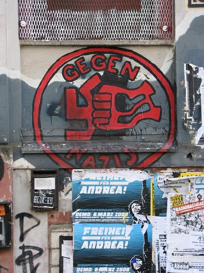 Faust zertrümmert Hakenkreuz, Schriftzug "Gegen Nazis"