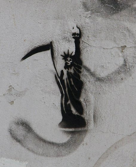 Zeichnung einer verfremdeten Freiheitsstatue mit Totenkopf und Sense